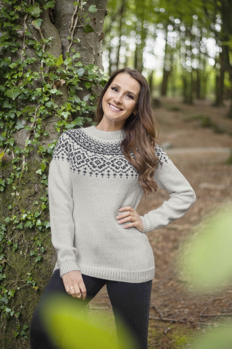 Strikkemekka Design - Thyra Genser i DSA Sterk Lys Grå